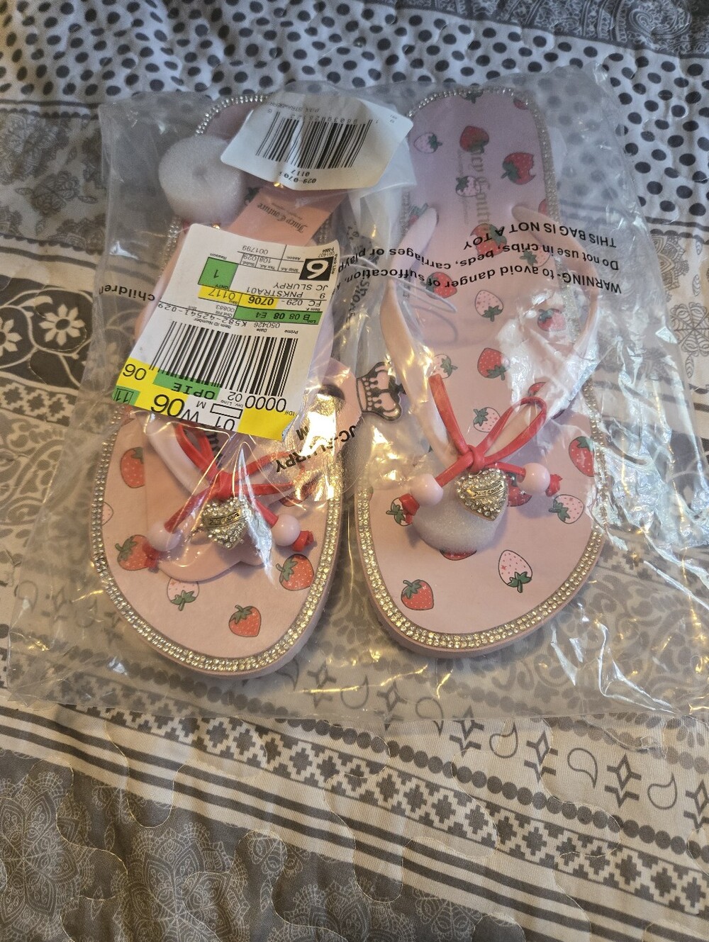🍓Juicy Couture Pink Strawberry Print Bow Flip Flops Size 9 NWT